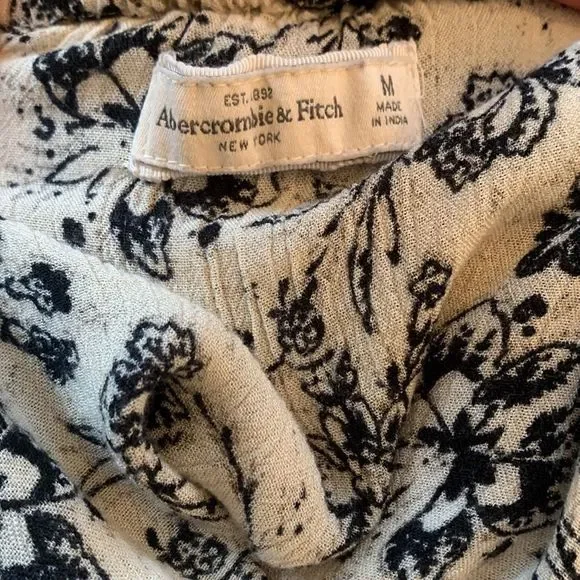 Abercrombie and Fitch Flowey turn off shoulder top - Picture 4 of 5